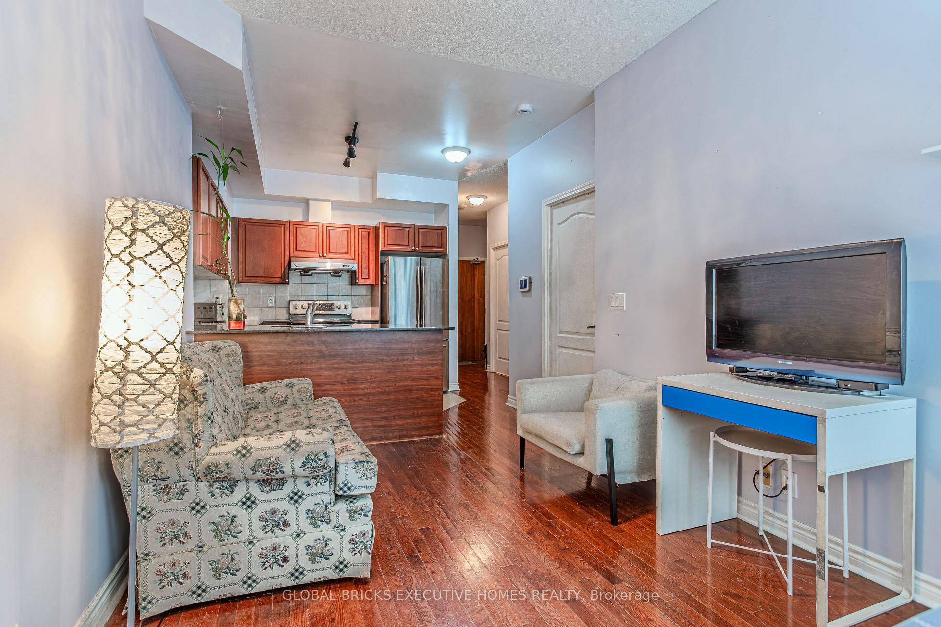Photo 5 of 33 Elm Drive W, Mississauga, Mississauga Valleys — HOMEH