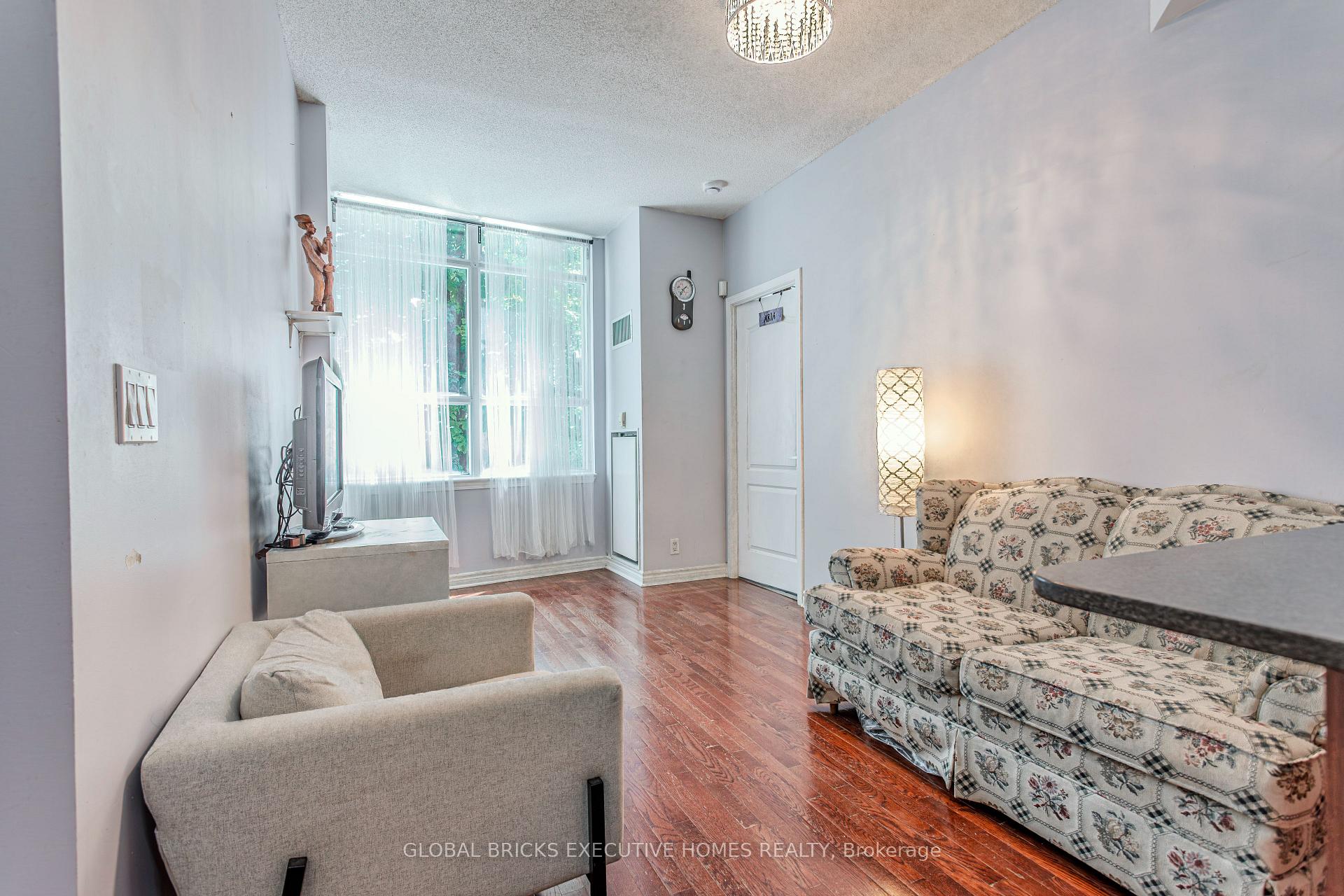 Photo 7 of 33 Elm Drive W, Mississauga, Mississauga Valleys — HOMEH