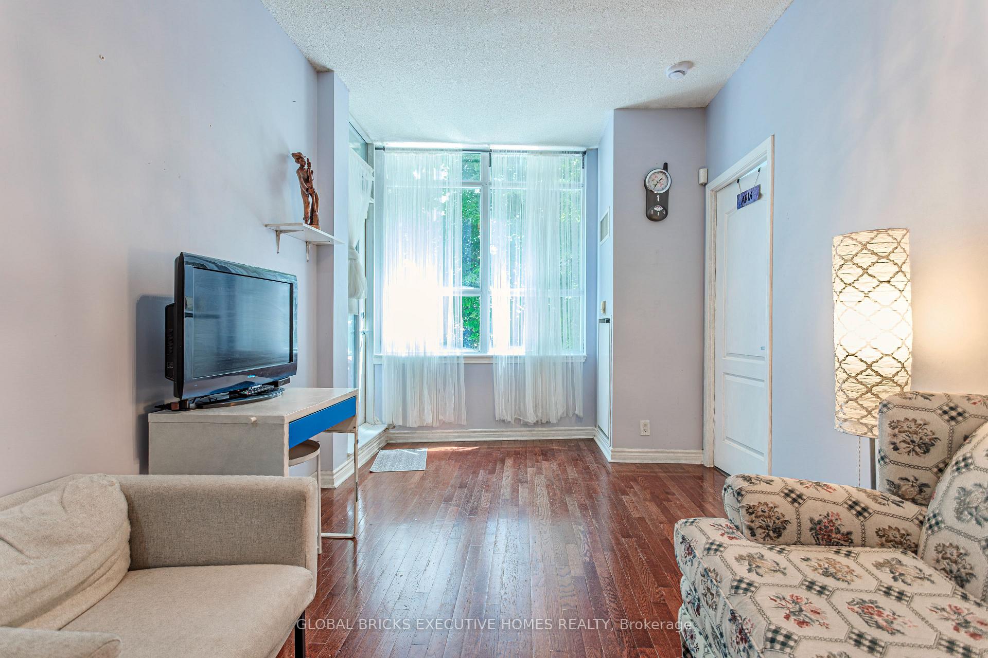 Photo 8 of 33 Elm Drive W, Mississauga, Mississauga Valleys — HOMEH
