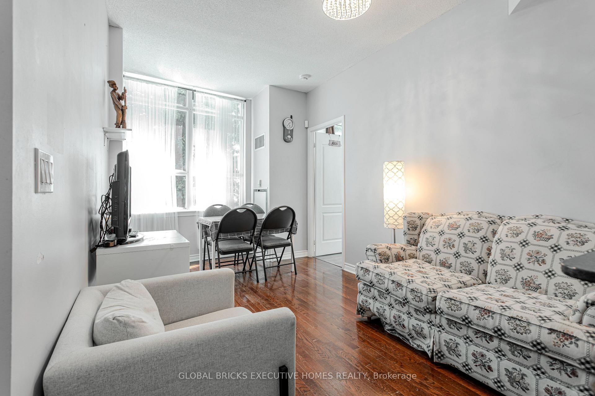 Photo 9 of 33 Elm Drive W, Mississauga, Mississauga Valleys — HOMEH