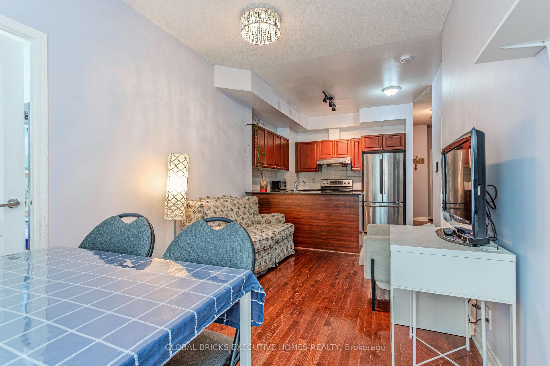 Photo 10 of 33 Elm Drive W, Mississauga, Mississauga Valleys — HOMEH