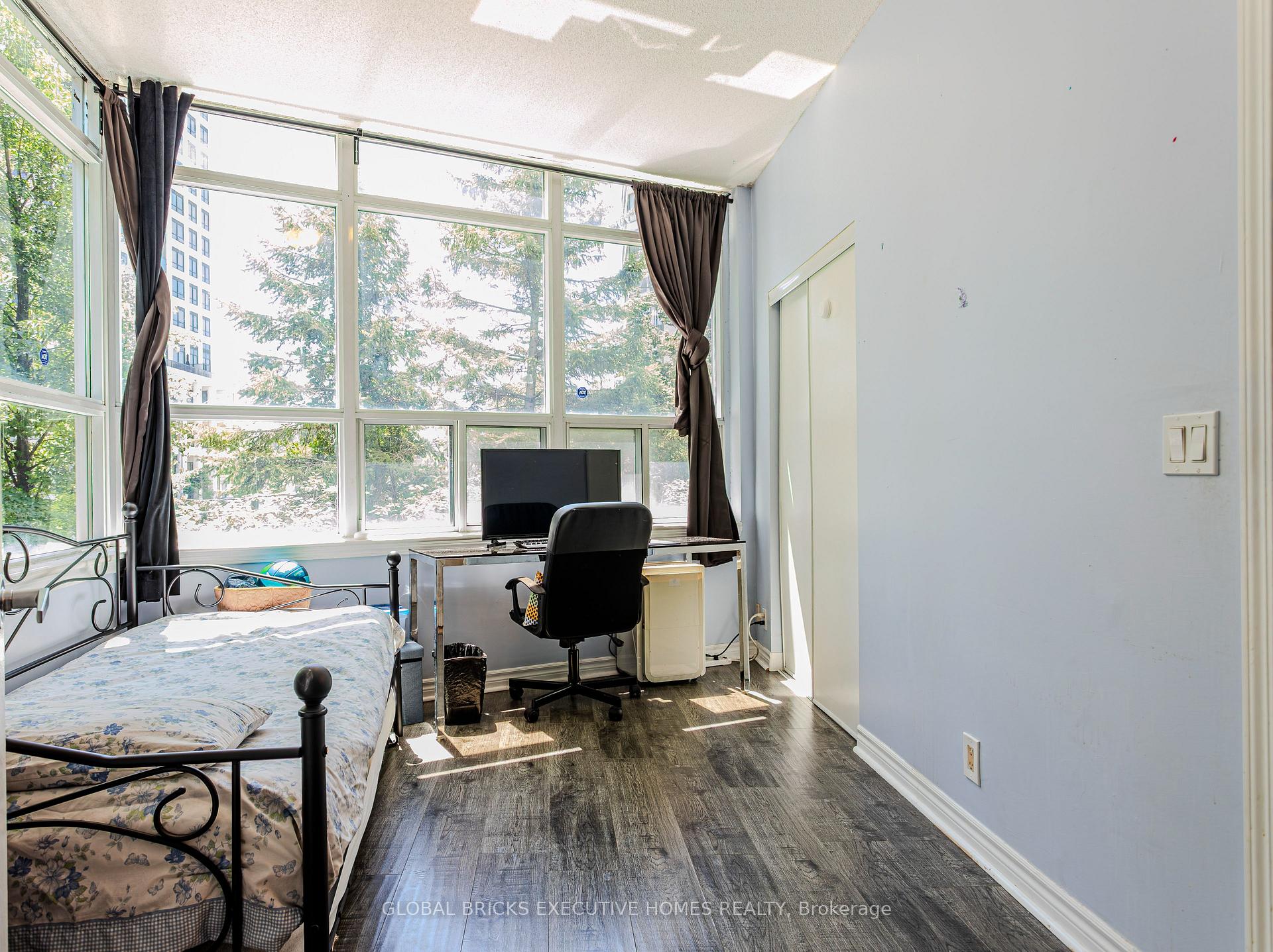 Photo 21 of 33 Elm Drive W, Mississauga, Mississauga Valleys — HOMEH