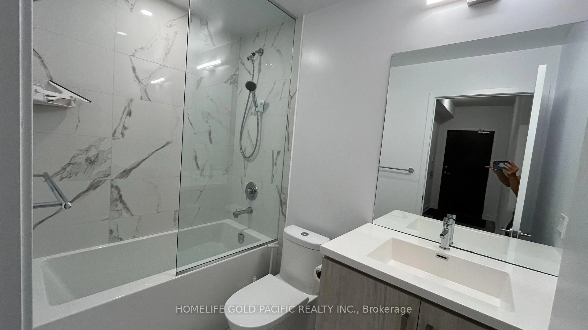 Photo 13 of Unit 705, 39 Honeycrisp Crescent, Vaughan, Concord — HOMEH