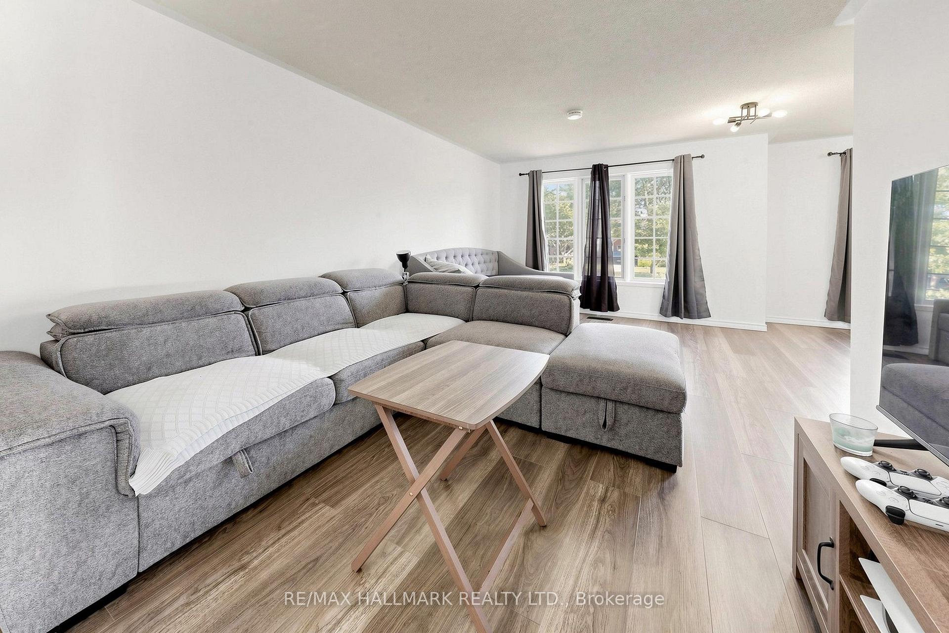 Photo 4 of 90 Barre Drive, Barrie, Painswick North — HOMEH