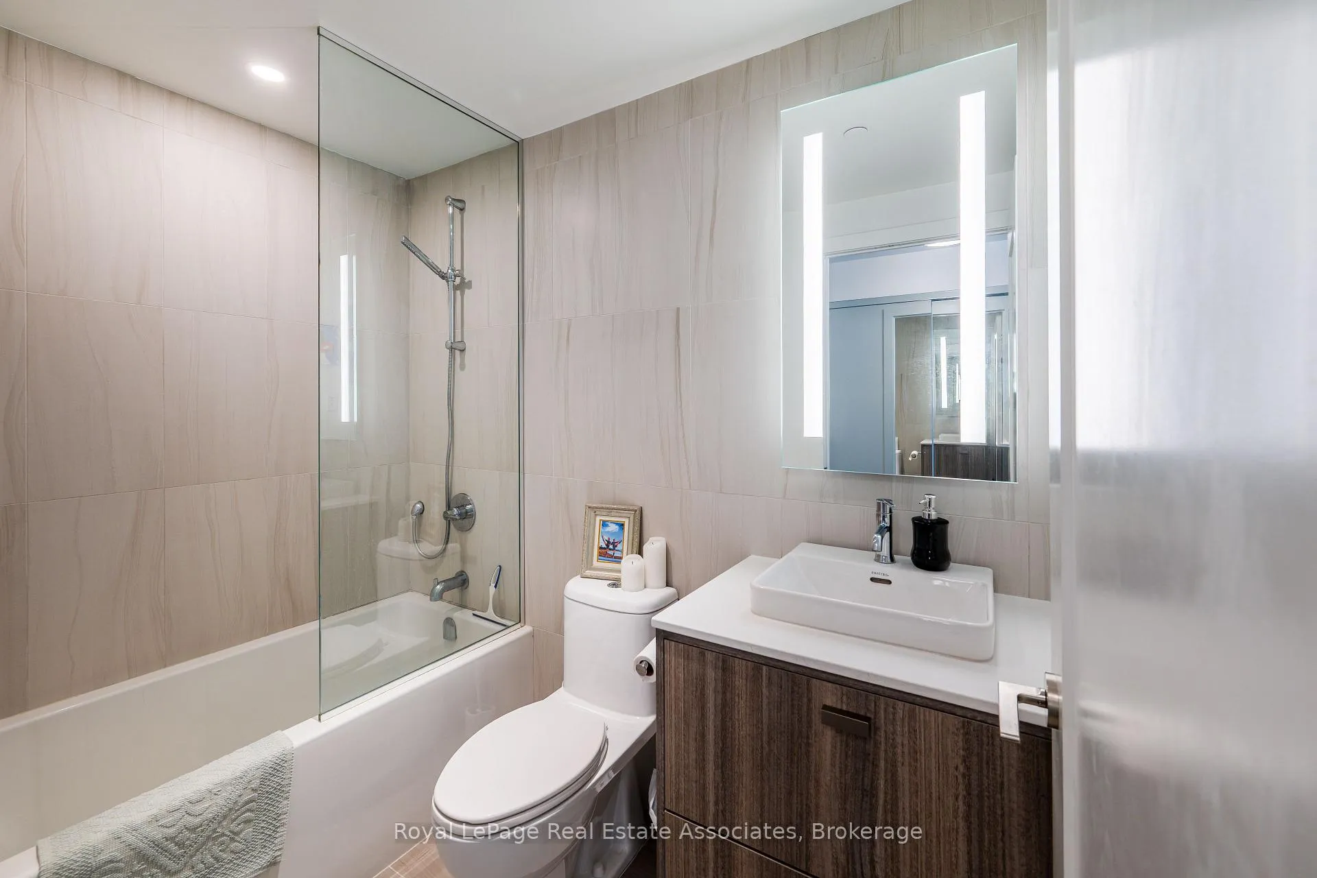 Photo 8 of Unit 1206, 480 Front Street W, Toronto, Waterfront Communities — HOMEH