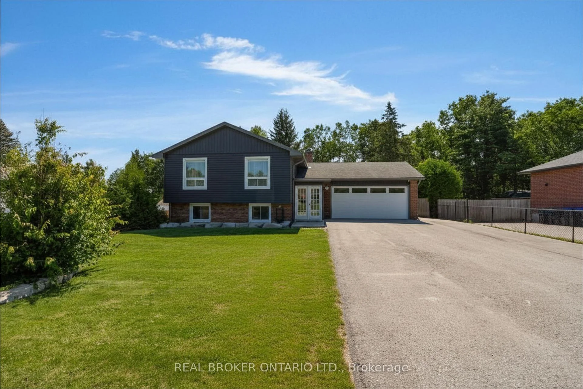 Front of 975 Sunnidale Road