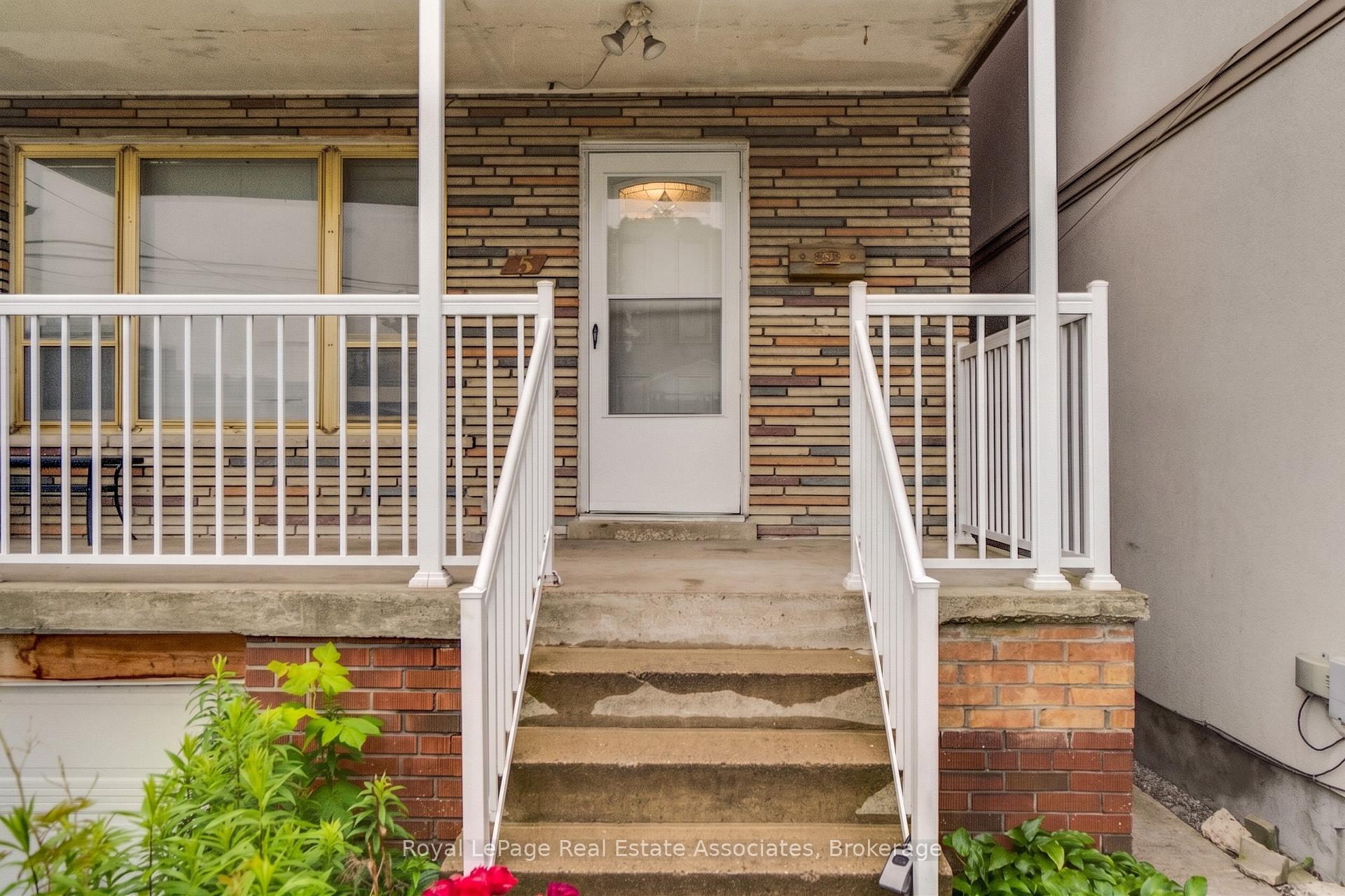 Photo 5 of 5 Homeview Avenue, Toronto, Rockcliffe-Smythe — HOMEH