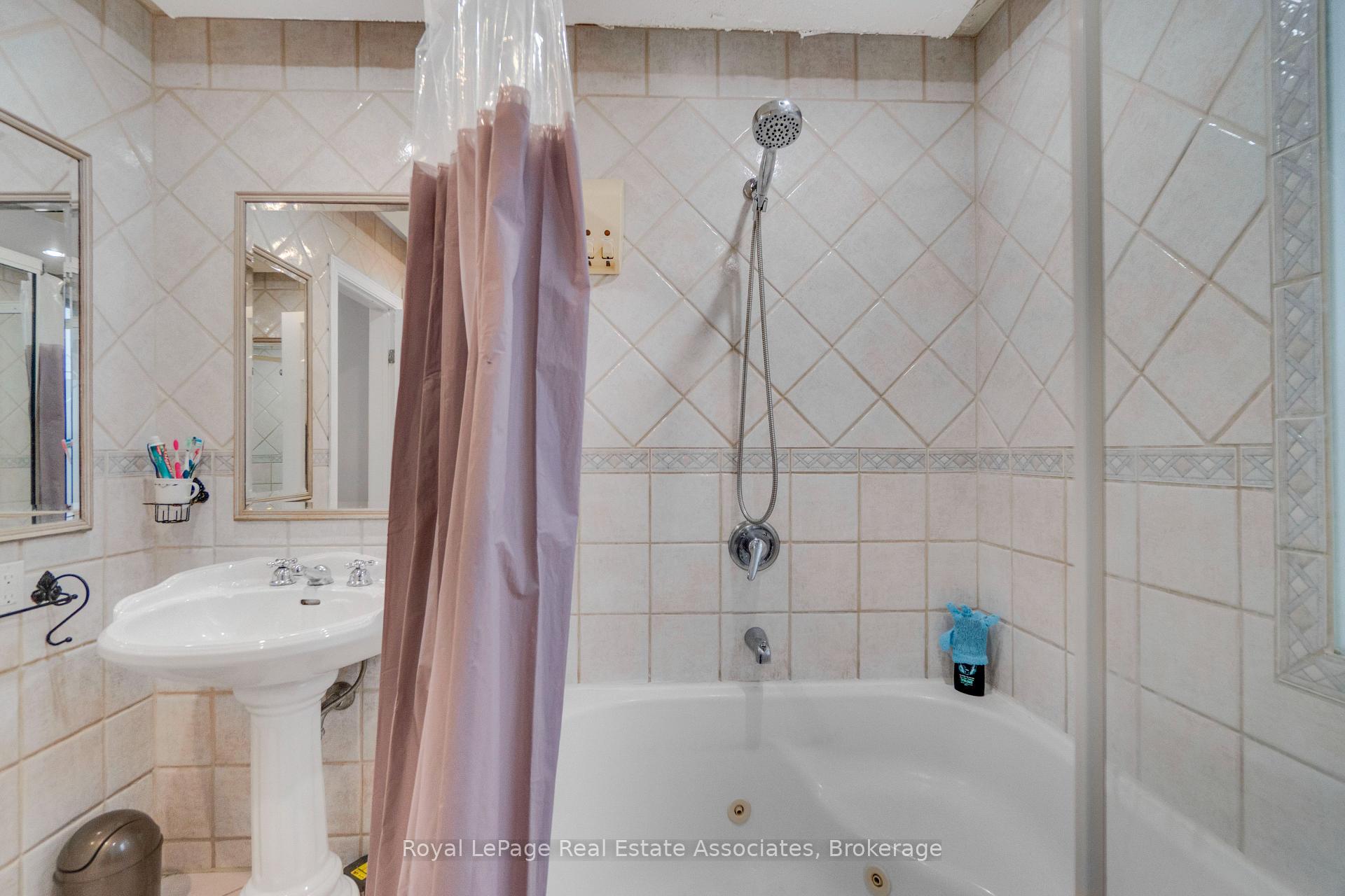 Photo 26 of 5 Homeview Avenue, Toronto, Rockcliffe-Smythe — HOMEH