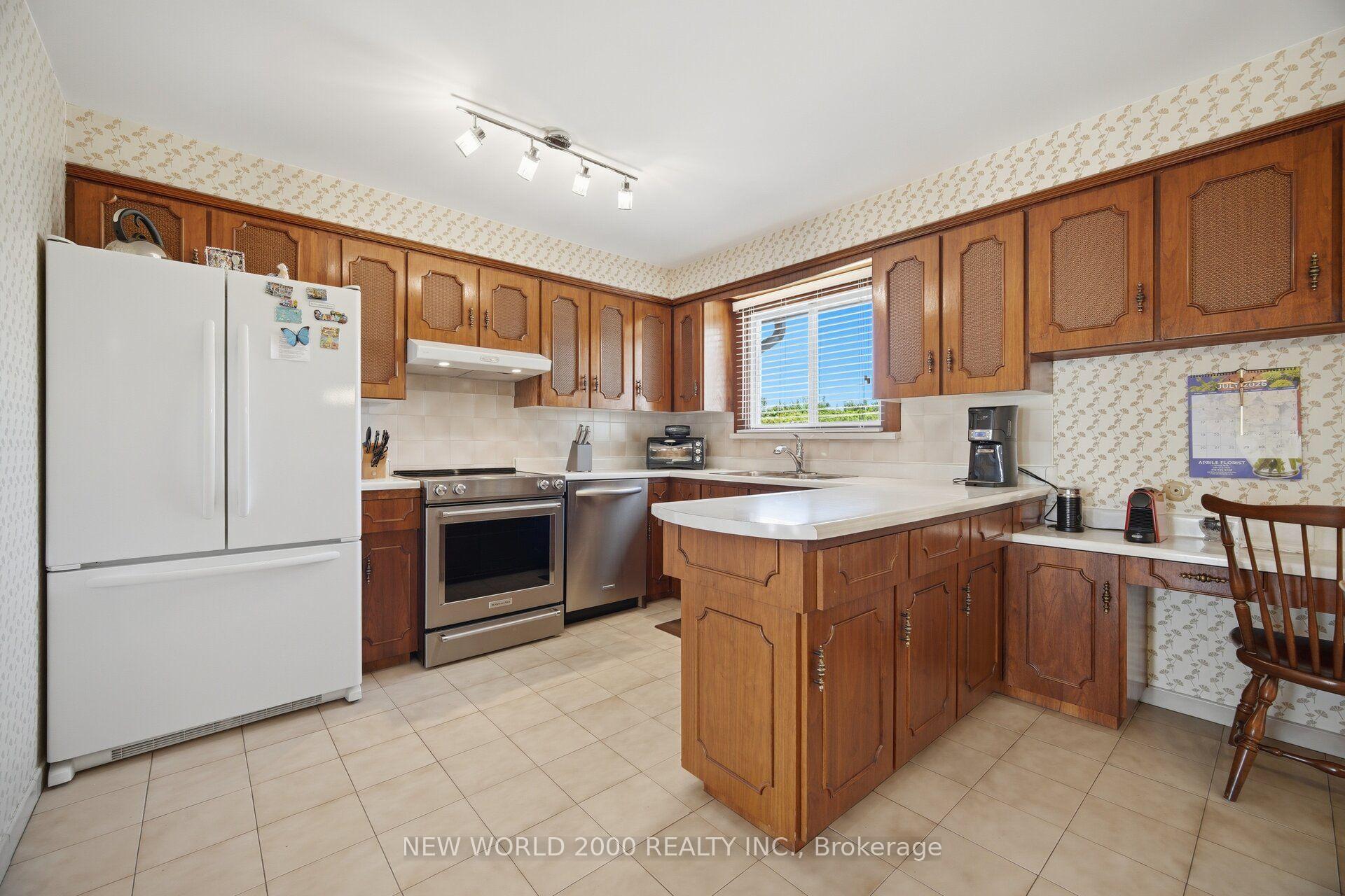 Photo 10 of 48 Clair Road, North York, Glenfield-Jane Heights — HOMEH