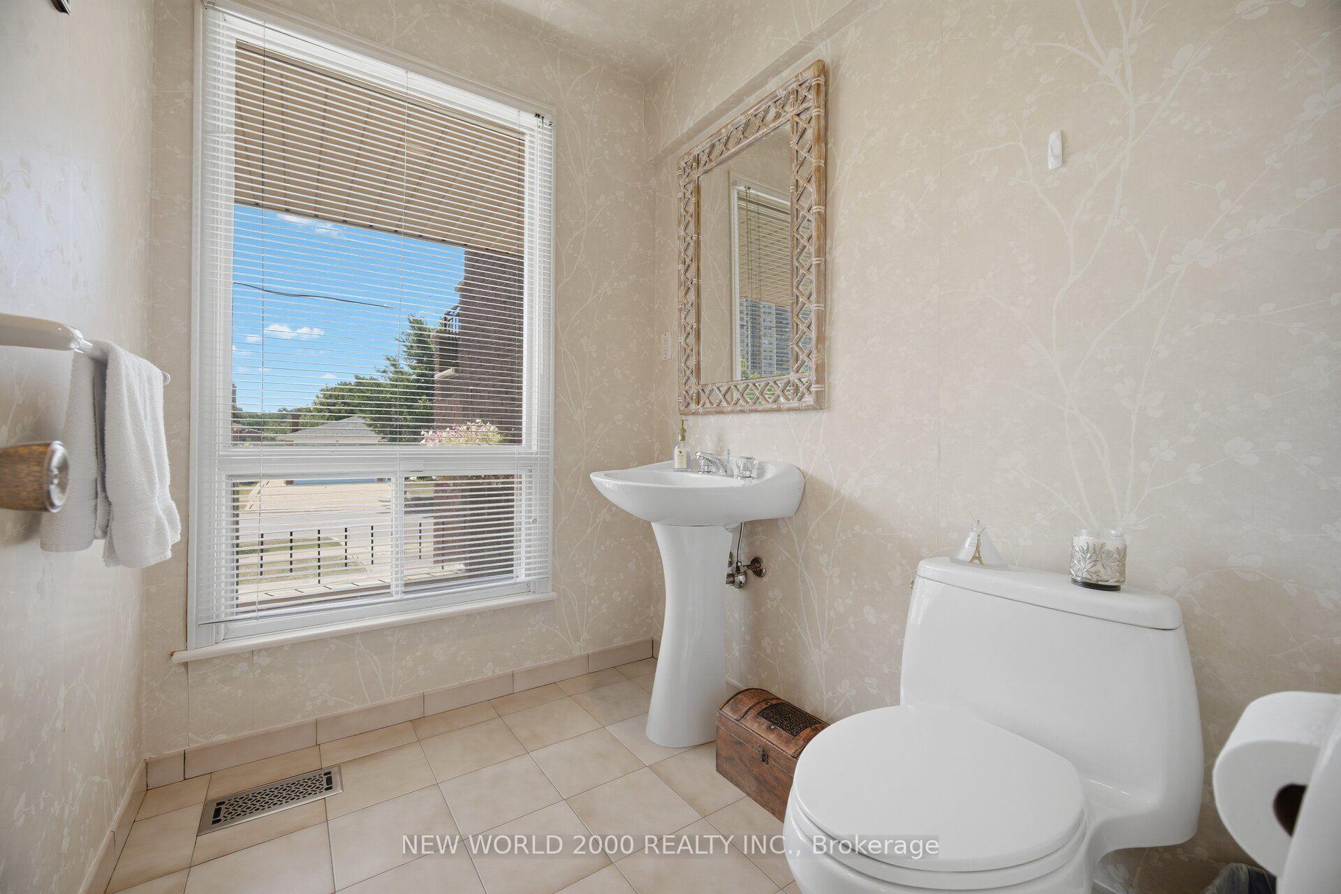 Photo 16 of 48 Clair Road, North York, Glenfield-Jane Heights — HOMEH