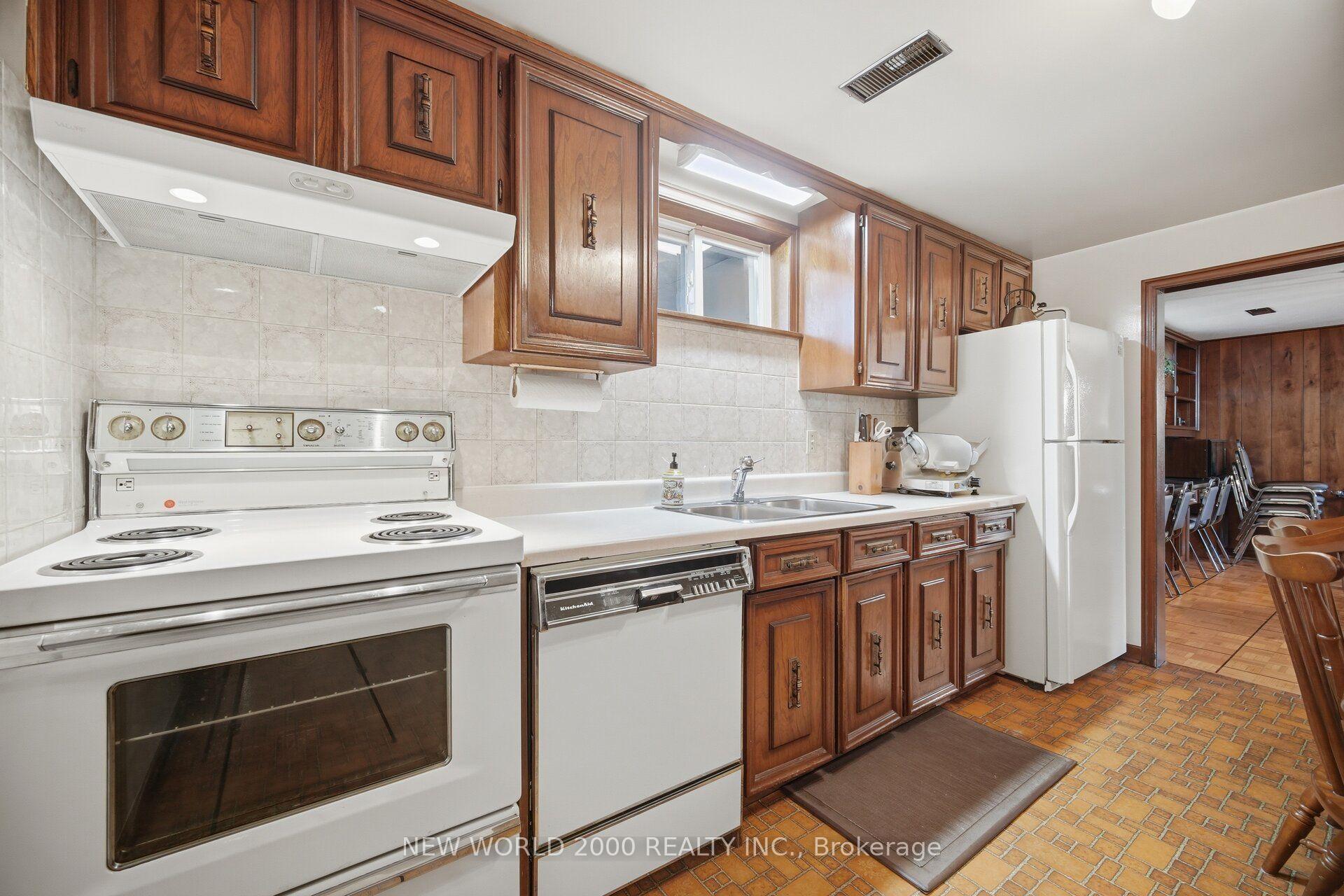 Photo 34 of 48 Clair Road, North York, Glenfield-Jane Heights — HOMEH