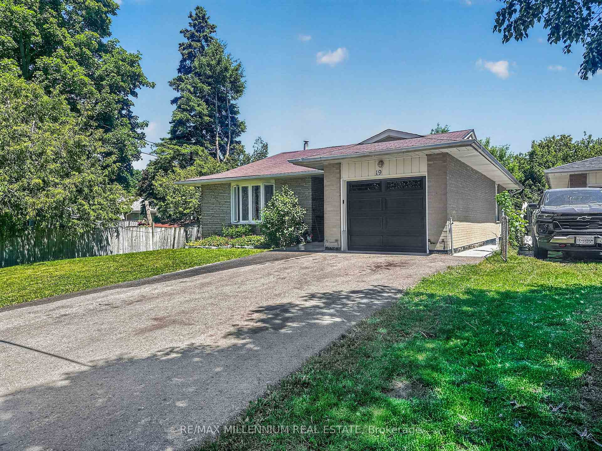 Photo 2 of 19 Cardwell Street, Orangeville — HOMEH