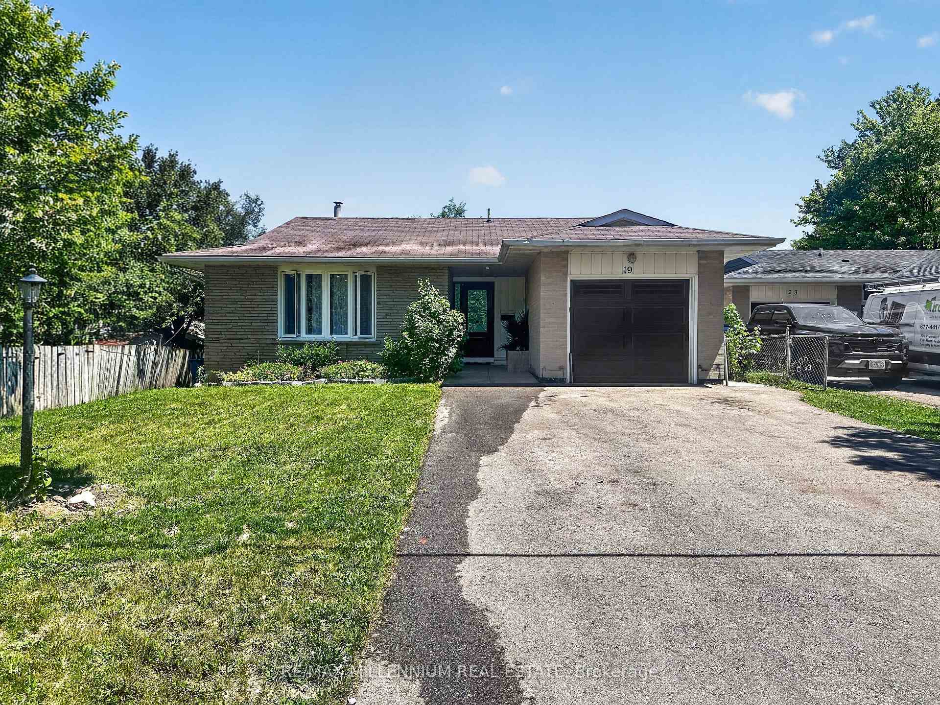Photo 3 of 19 Cardwell Street, Orangeville — HOMEH