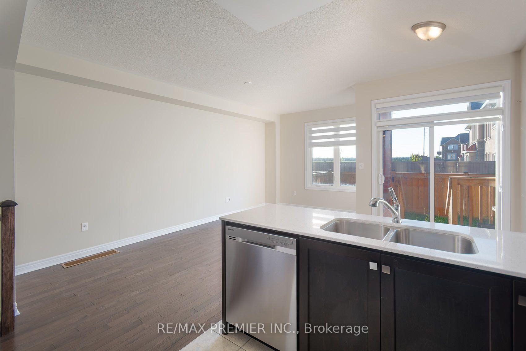 Photo 8 of 116 Finegan Circle, Brampton, Northwest Brampton — HOMEH