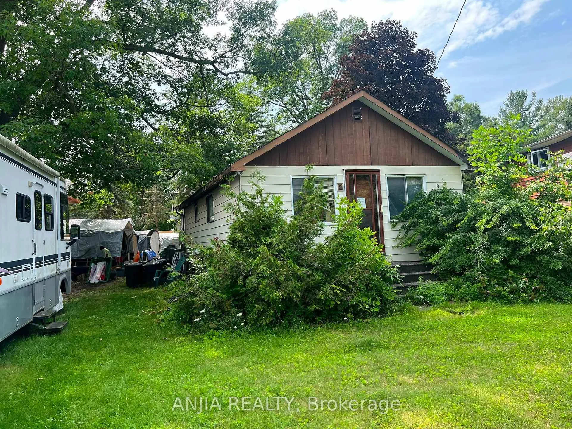 Photo 2 of 2 Oak Avenue, East Gwillimbury, Holland Landing — HOMEH