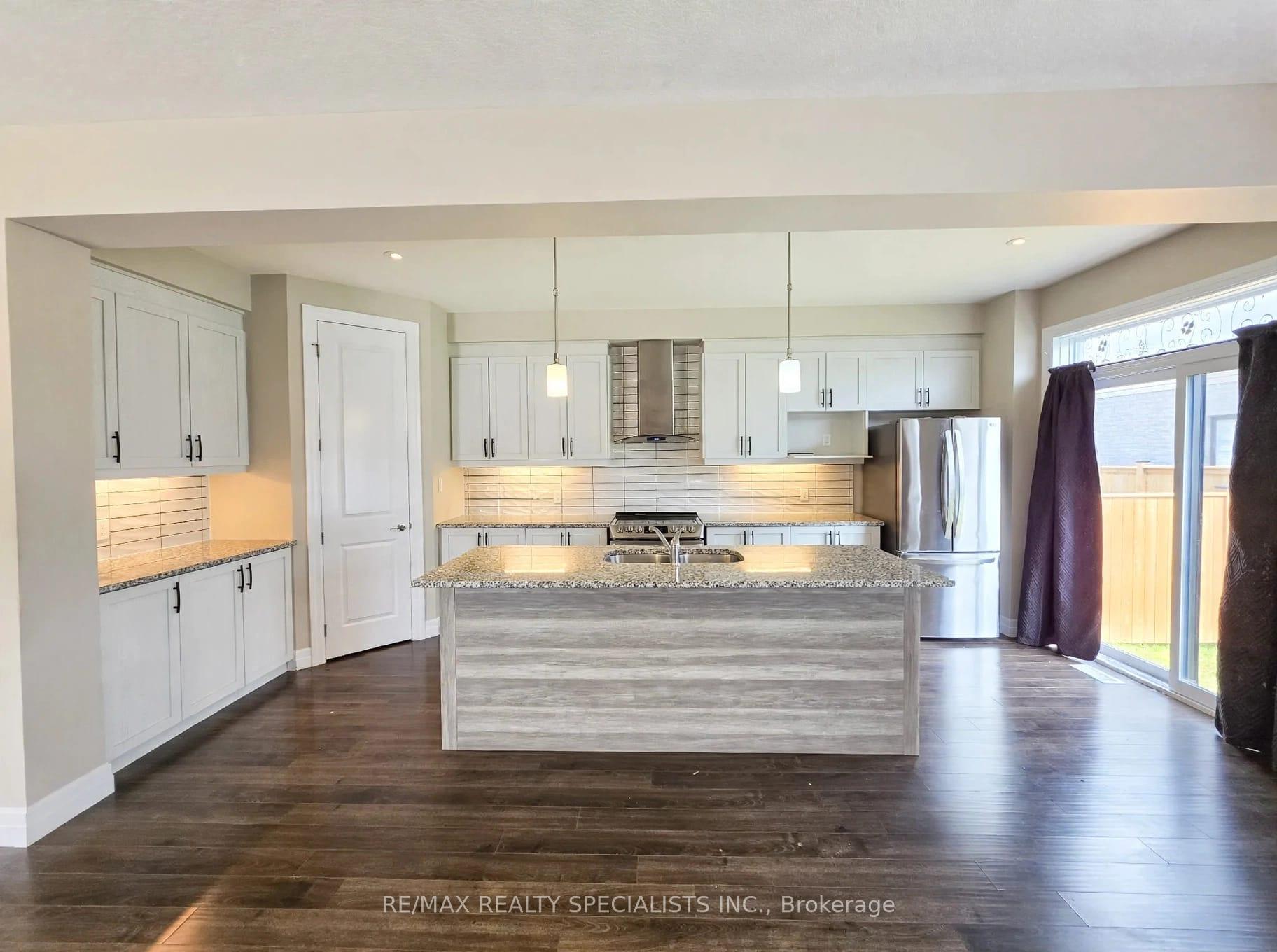 Photo 4 of 3074 Turner Crescent, London, South U — HOMEH