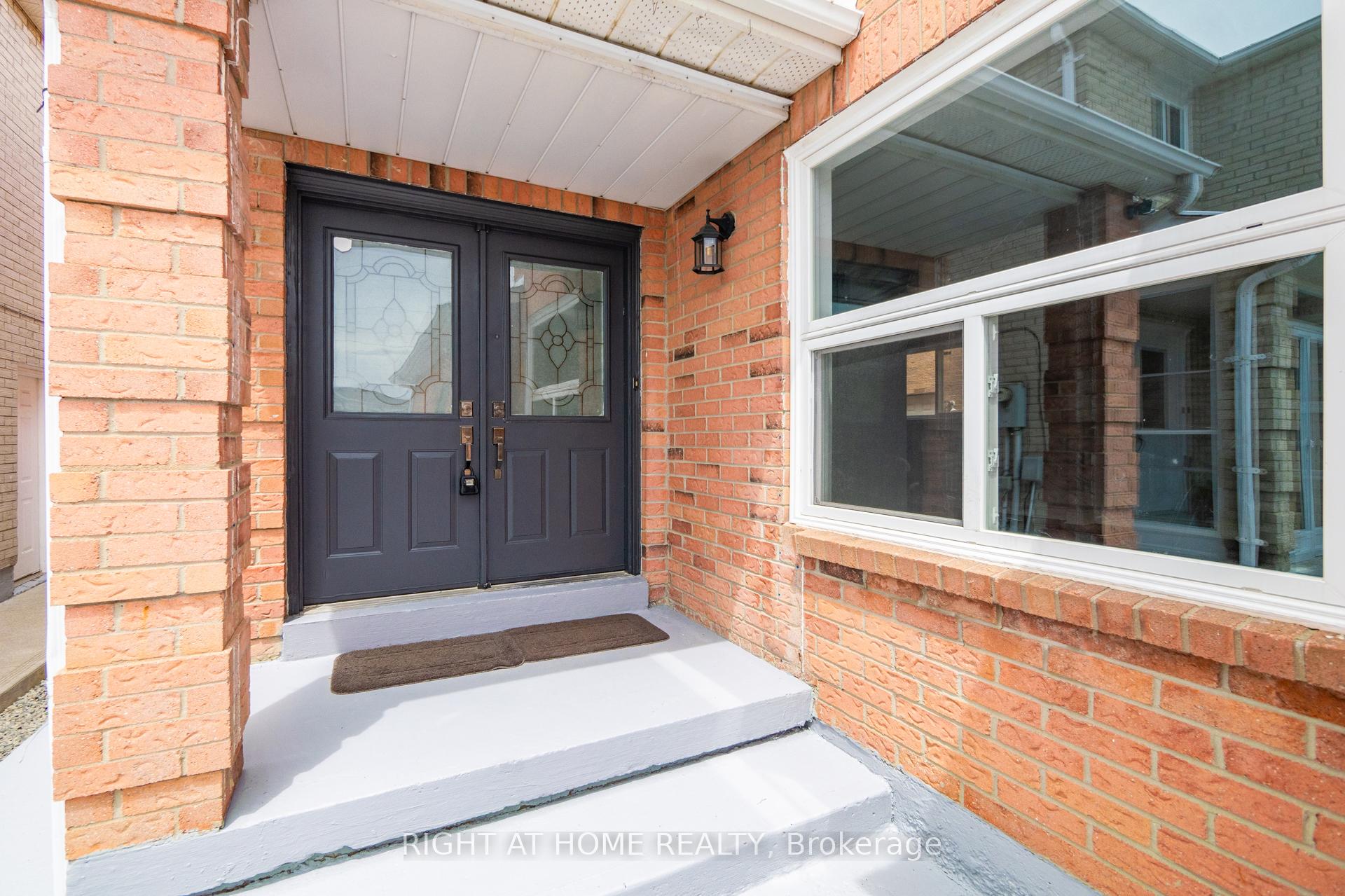 Photo 3 of 34 Meadowlark Drive, Brampton, Fletcher's Creek South — HOMEH