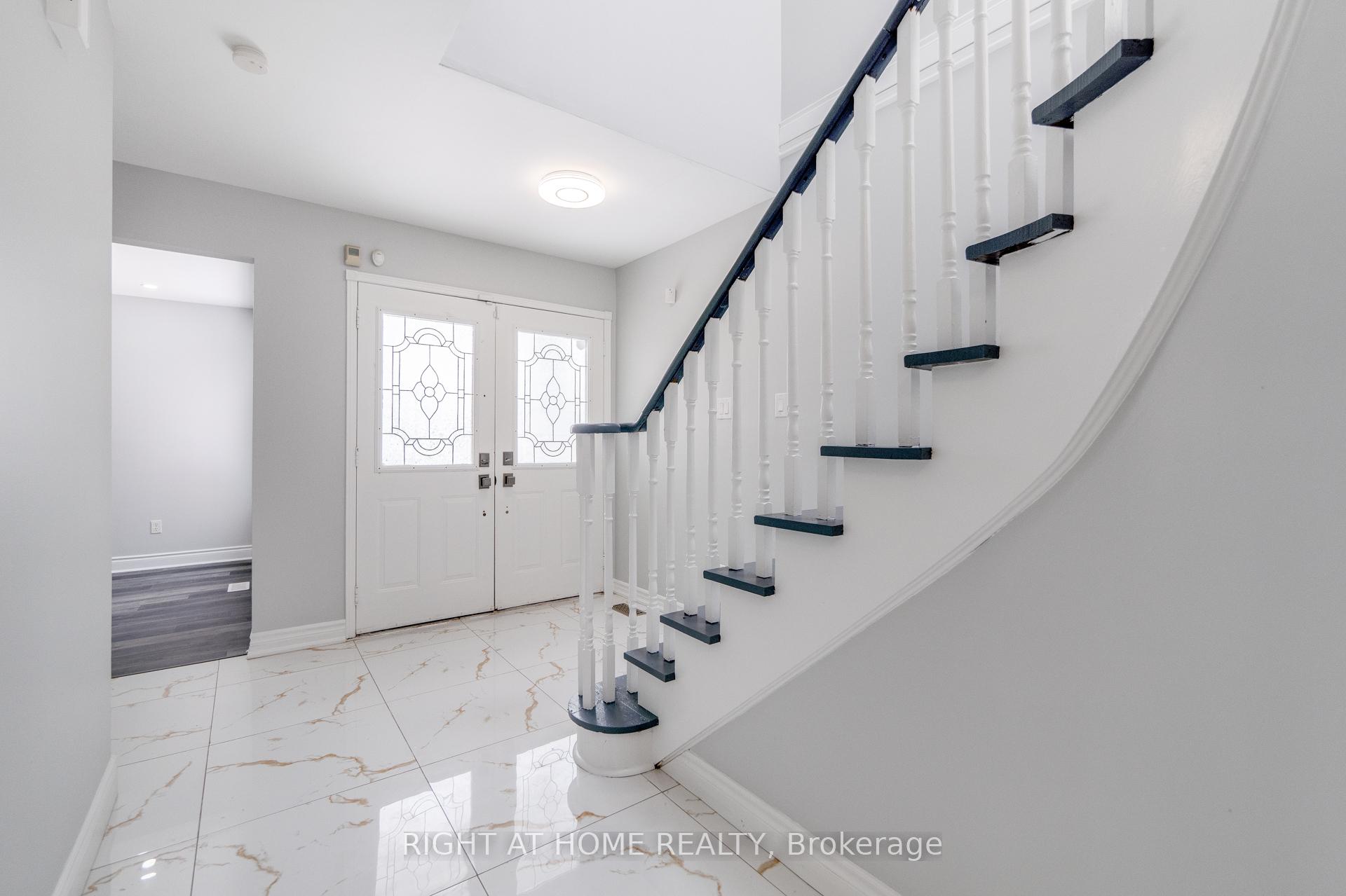 Photo 4 of 34 Meadowlark Drive, Brampton, Fletcher's Creek South — HOMEH