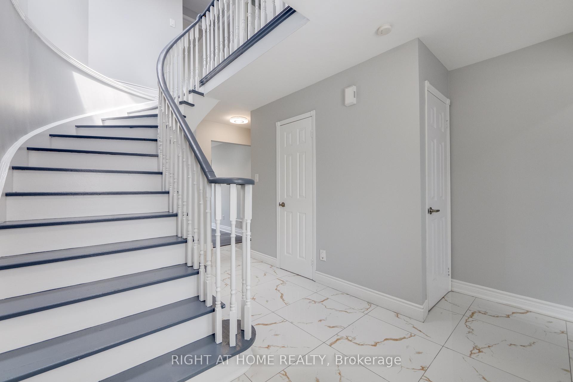Photo 5 of 34 Meadowlark Drive, Brampton, Fletcher's Creek South — HOMEH