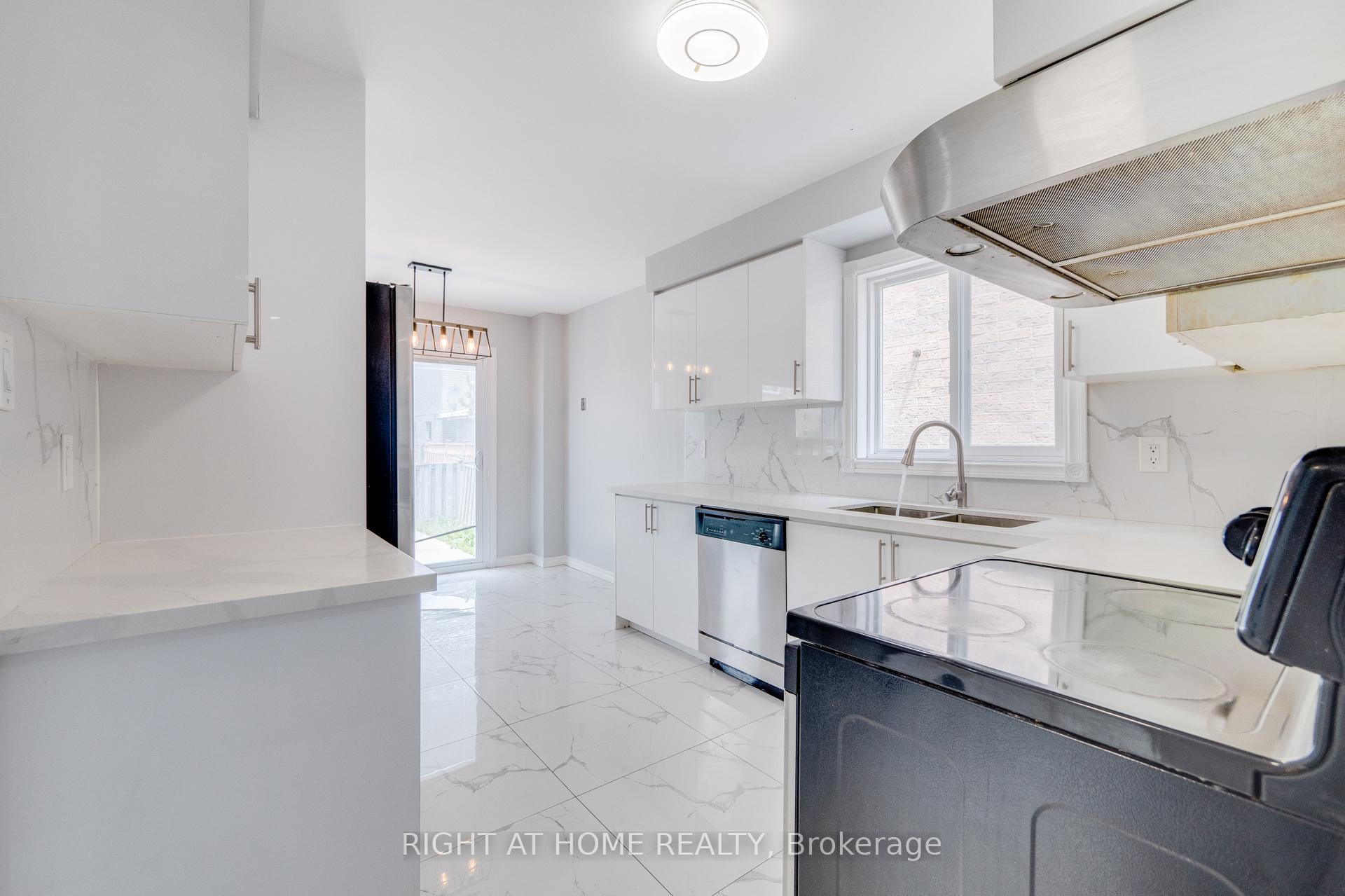 Photo 10 of 34 Meadowlark Drive, Brampton, Fletcher's Creek South — HOMEH