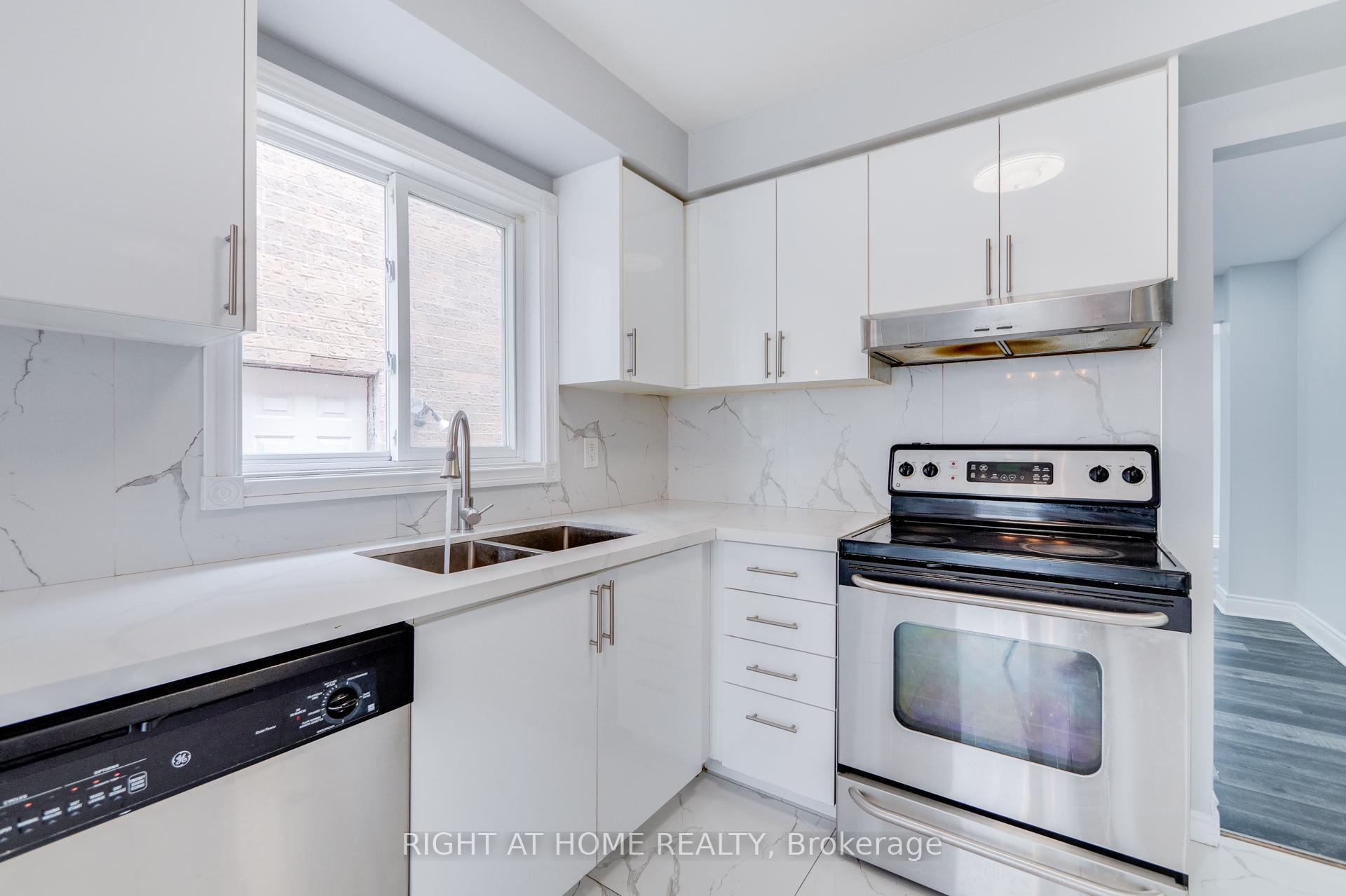 Photo 12 of 34 Meadowlark Drive, Brampton, Fletcher's Creek South — HOMEH