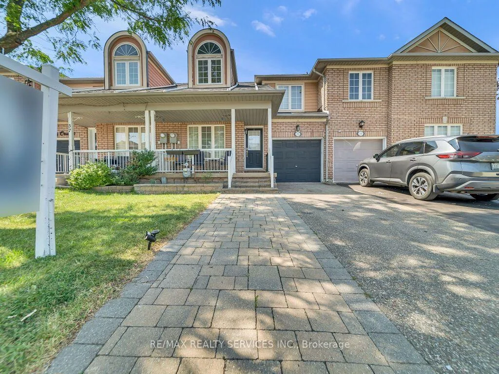 Photo 3 of 35 Peachleaf Crescent, Brampton, Fletcher's Meadow — HOMEH