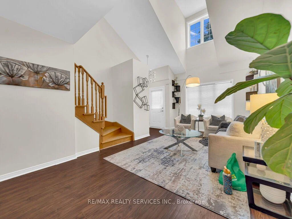 Photo 8 of 35 Peachleaf Crescent, Brampton, Fletcher's Meadow — HOMEH