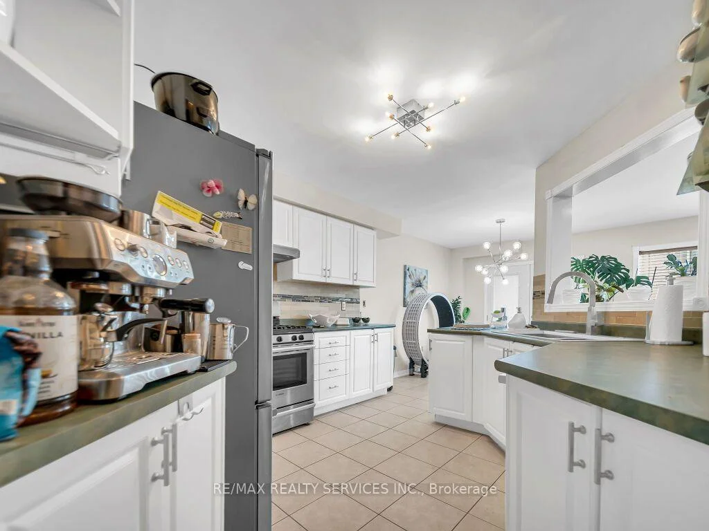 Photo 9 of 35 Peachleaf Crescent, Brampton, Fletcher's Meadow — HOMEH