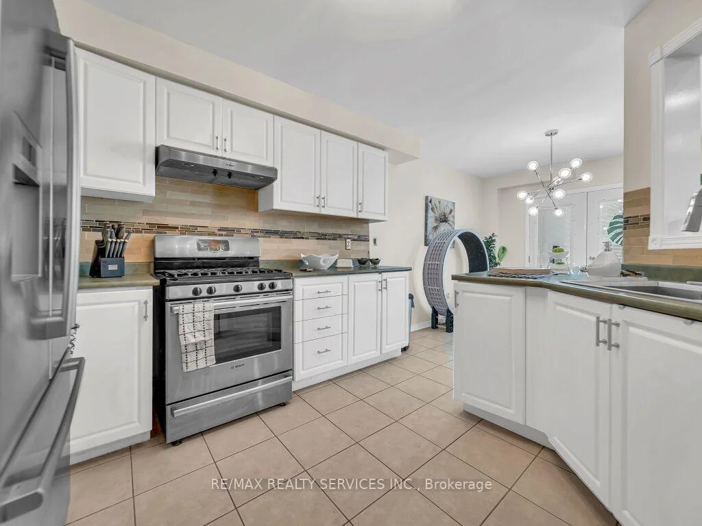 Photo 10 of 35 Peachleaf Crescent, Brampton, Fletcher's Meadow — HOMEH