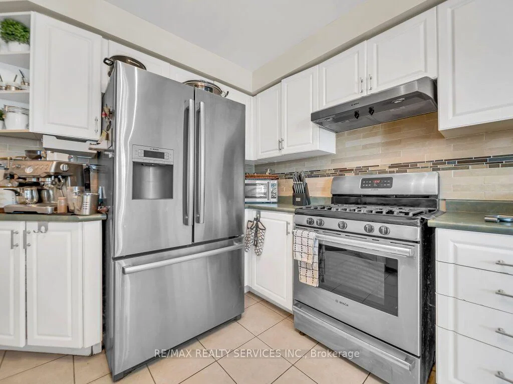 Photo 11 of 35 Peachleaf Crescent, Brampton, Fletcher's Meadow — HOMEH