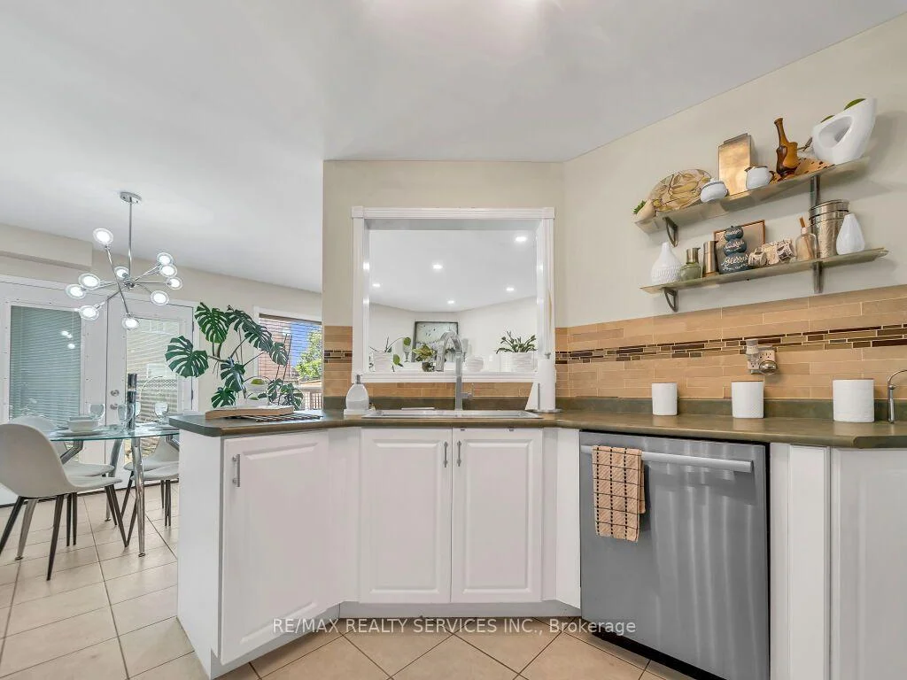Photo 12 of 35 Peachleaf Crescent, Brampton, Fletcher's Meadow — HOMEH