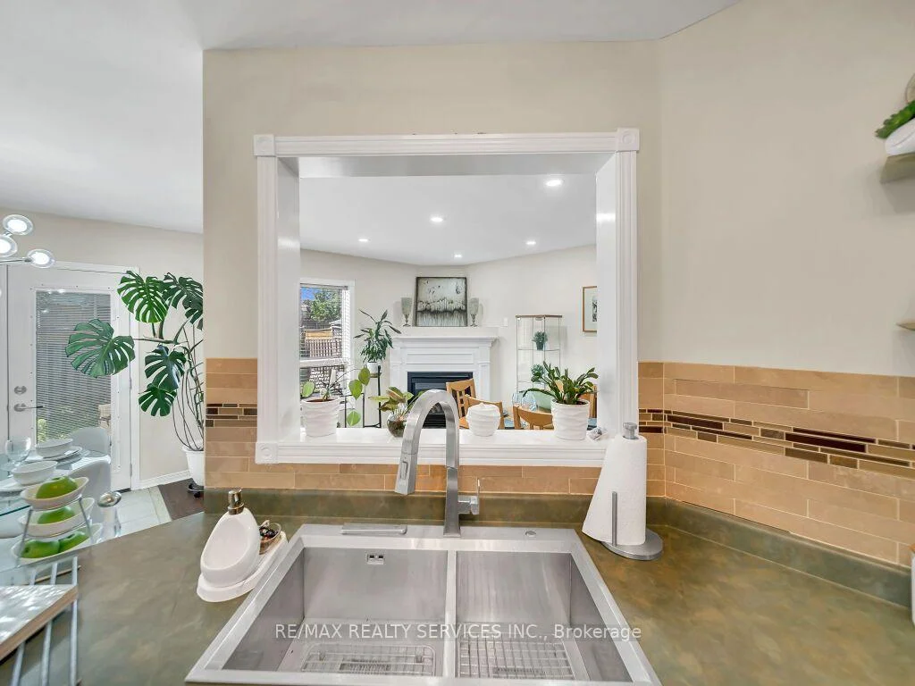 Photo 13 of 35 Peachleaf Crescent, Brampton, Fletcher's Meadow — HOMEH