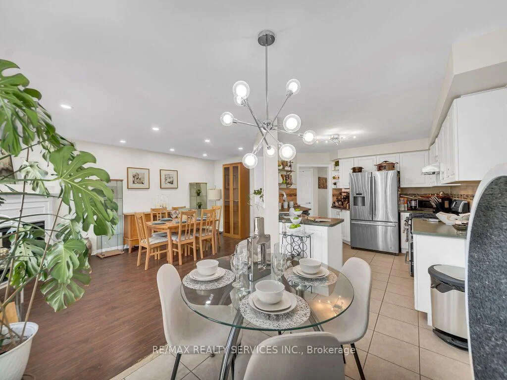 Photo 14 of 35 Peachleaf Crescent, Brampton, Fletcher's Meadow — HOMEH