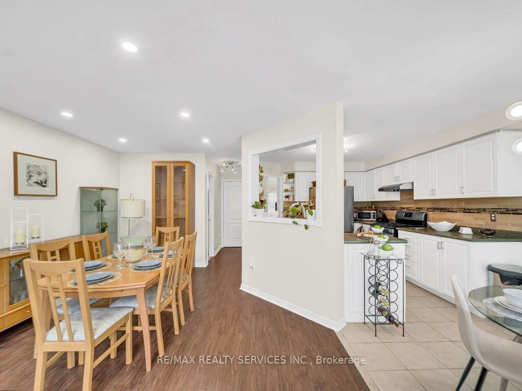 Photo 17 of 35 Peachleaf Crescent, Brampton, Fletcher's Meadow — HOMEH