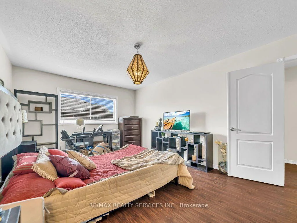Photo 20 of 35 Peachleaf Crescent, Brampton, Fletcher's Meadow — HOMEH