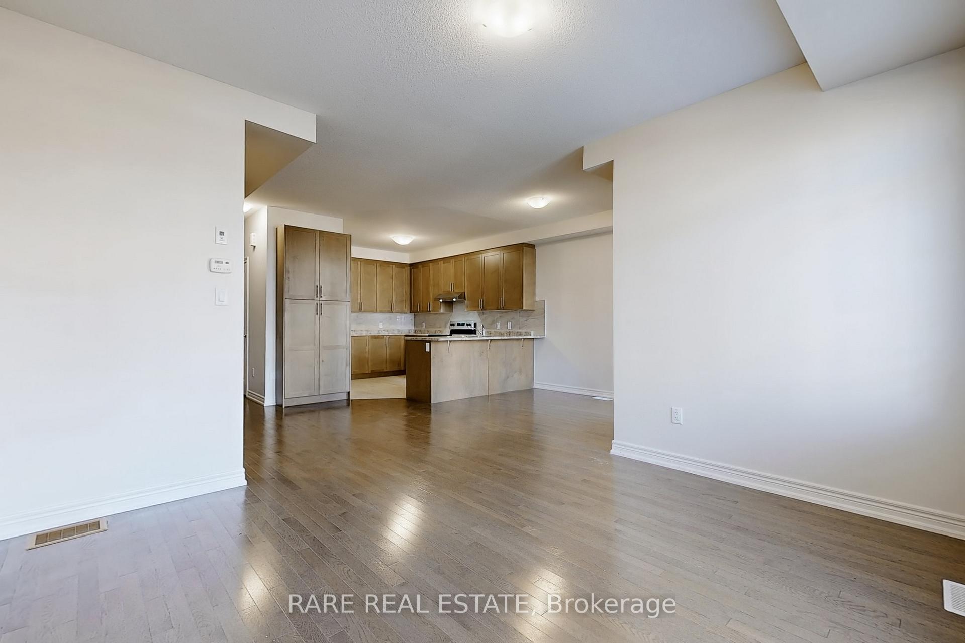 Photo 3 of 87 Fruitvale Circle, Brampton, Northwest Brampton — HOMEH