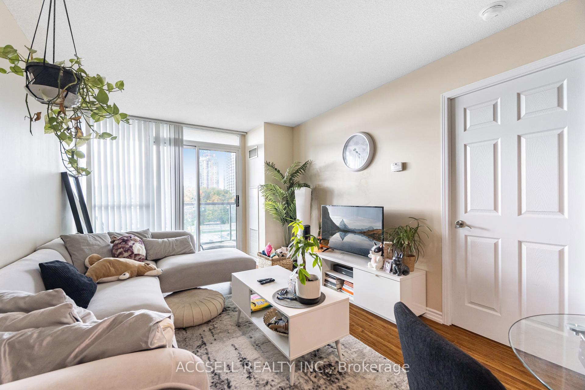 Photo 12 of 68 Grangeway Avenue, Scarborough, Woburn — HOMEH