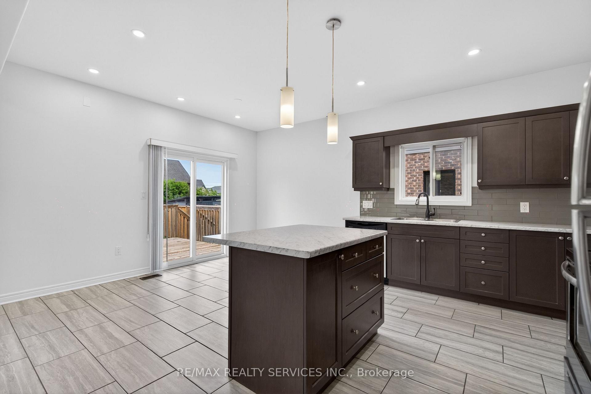 Photo 12 of 4 Bergenstein Crescent, Pelham, Fonthill — HOMEH