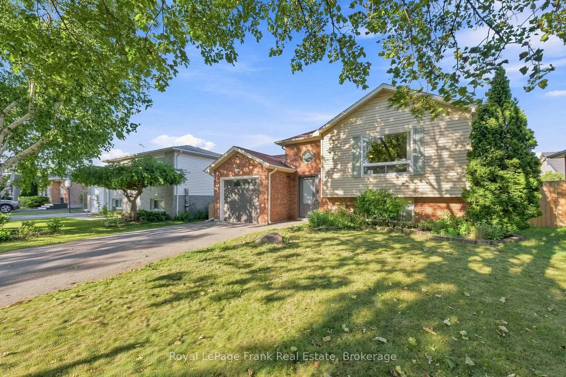 Photo 4 of 59 Centerfield Drive, Clarington, Courtice — HOMEH