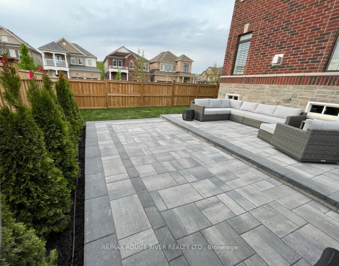 Photo 3 of 27 Crombie Street, Clarington, Bowmanville — HOMEH