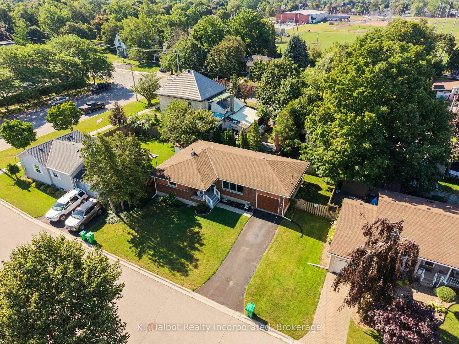 Photo 2 of 85 Picton Street W, Goderich, Goderich (Town) — HOMEH