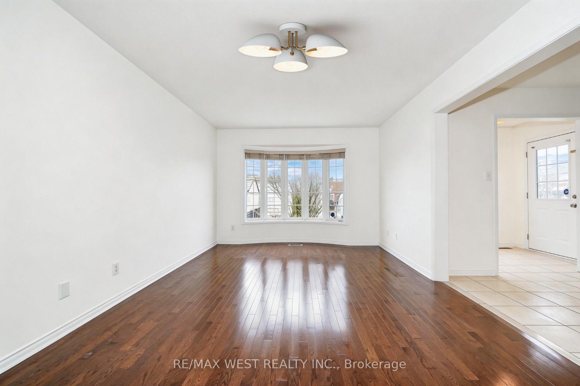 Photo 6 of 168 Gas Lamp Lane, Markham, Cornell — HOMEH