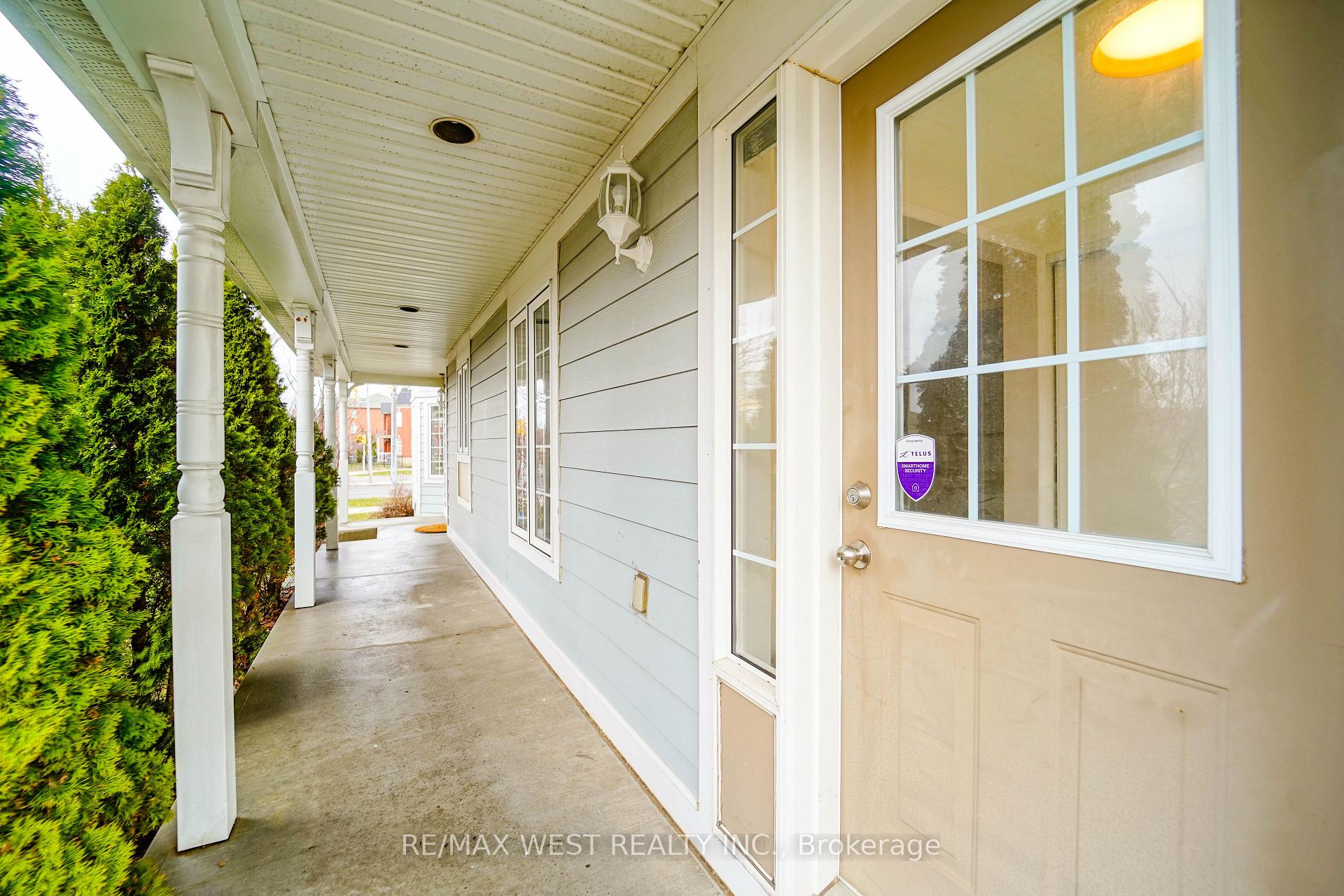 Photo 10 of 168 Gas Lamp Lane, Markham, Cornell — HOMEH