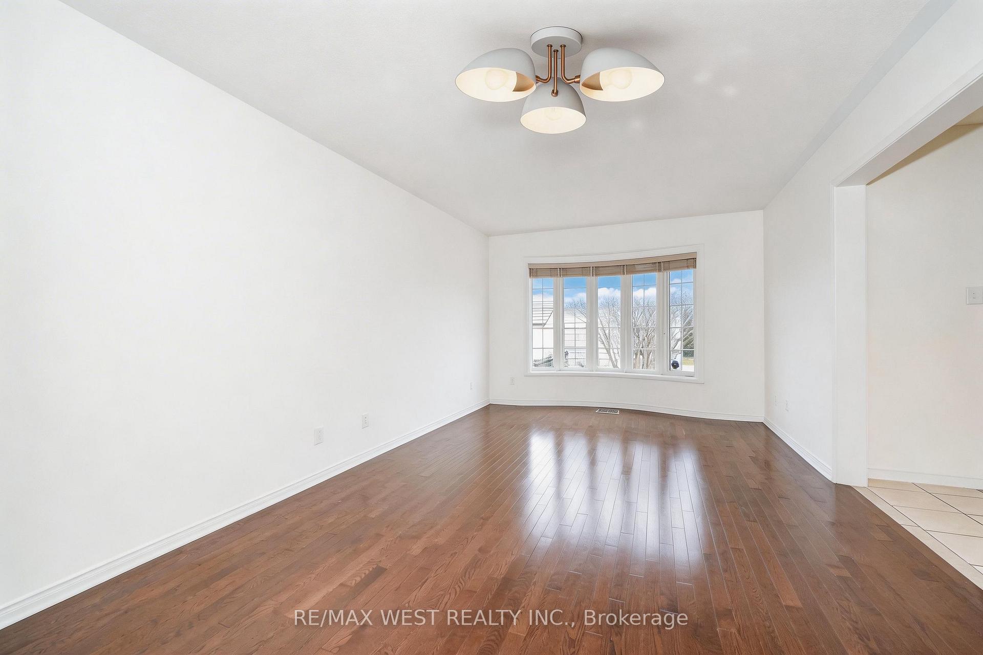 Photo 13 of 168 Gas Lamp Lane, Markham, Cornell — HOMEH