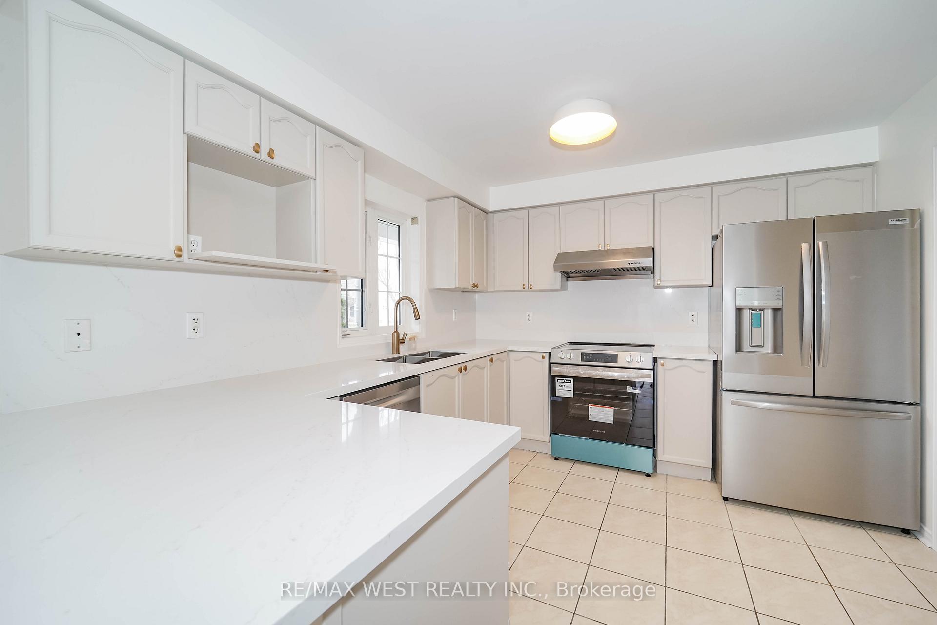 Photo 14 of 168 Gas Lamp Lane, Markham, Cornell — HOMEH