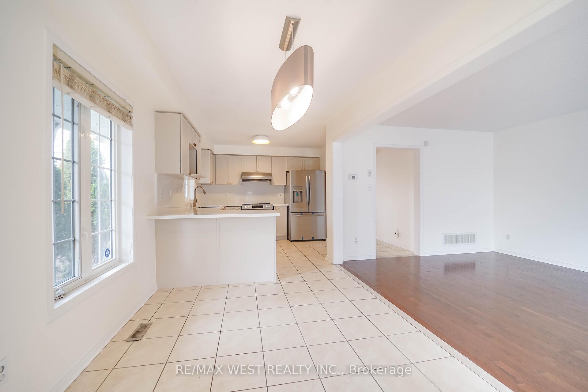 Photo 16 of 168 Gas Lamp Lane, Markham, Cornell — HOMEH