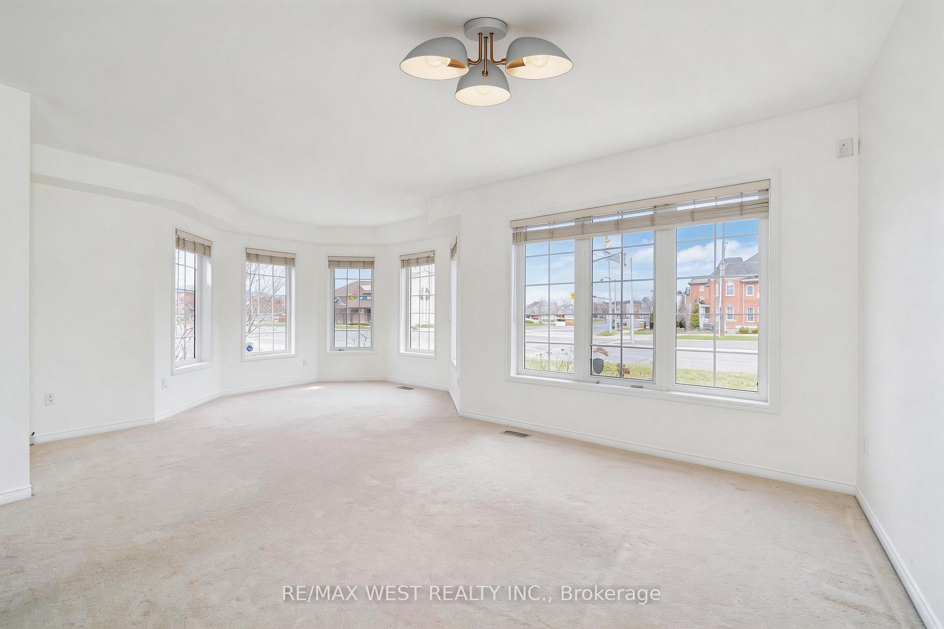 Photo 18 of 168 Gas Lamp Lane, Markham, Cornell — HOMEH