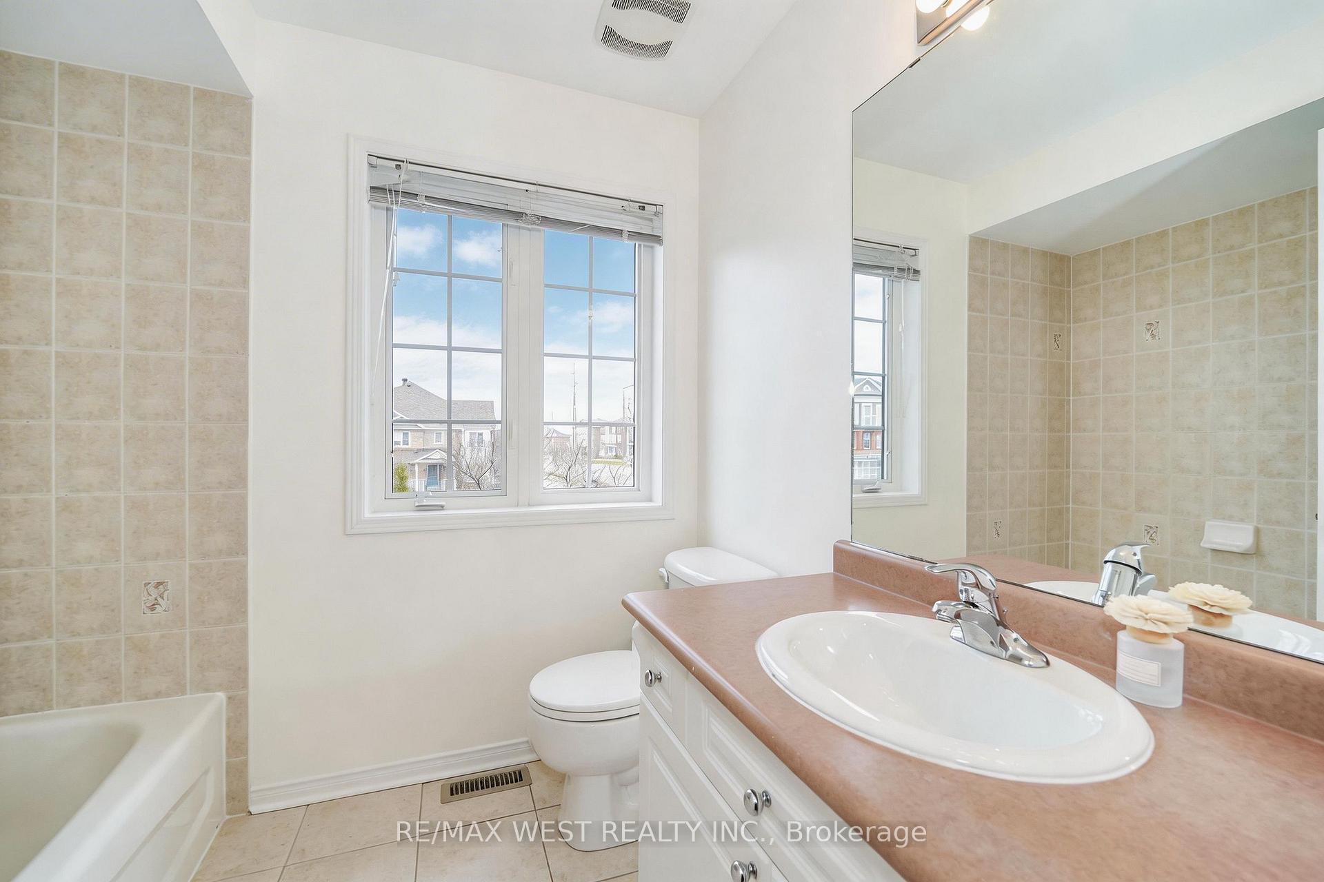 Photo 30 of 168 Gas Lamp Lane, Markham, Cornell — HOMEH