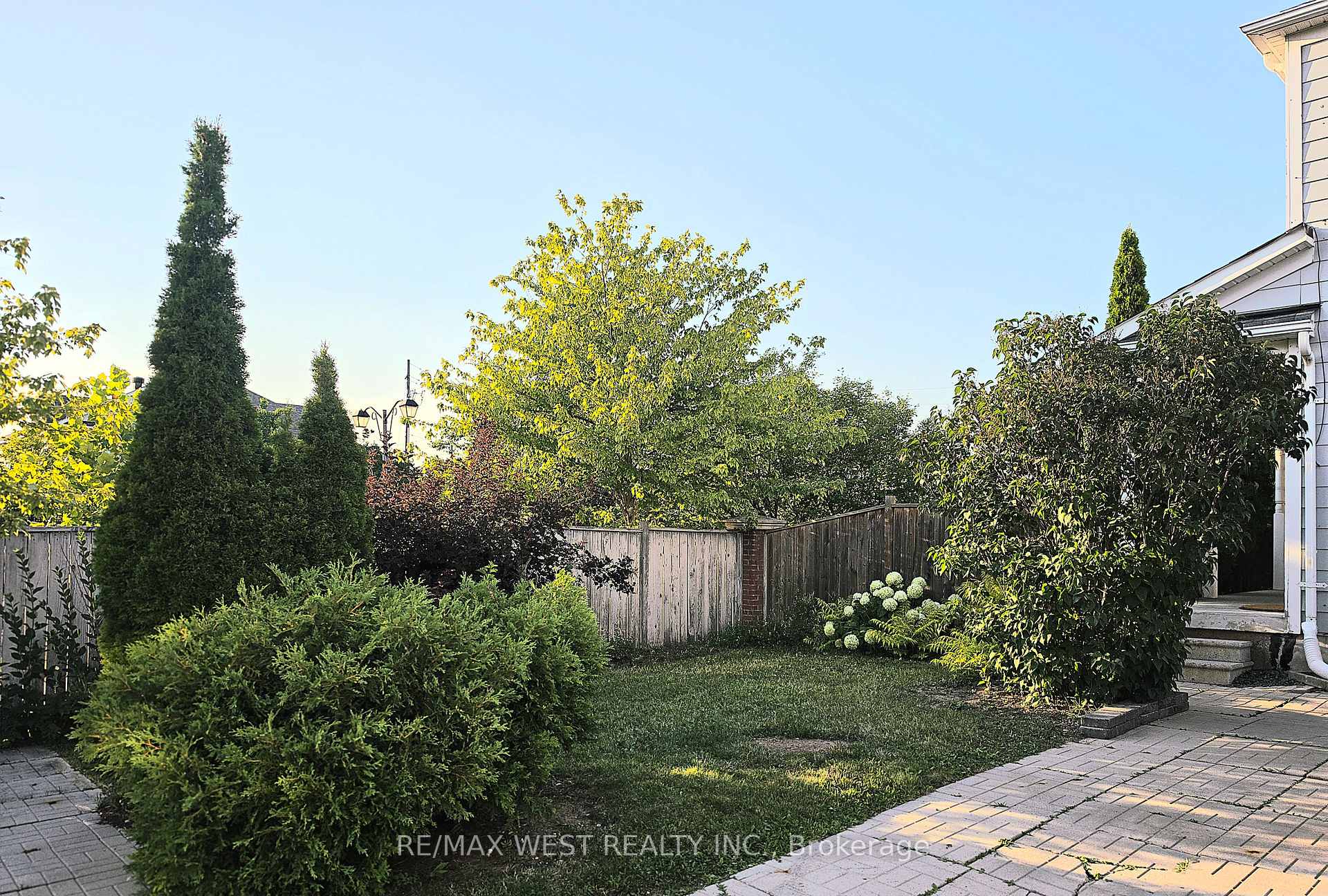 Photo 36 of 168 Gas Lamp Lane, Markham, Cornell — HOMEH
