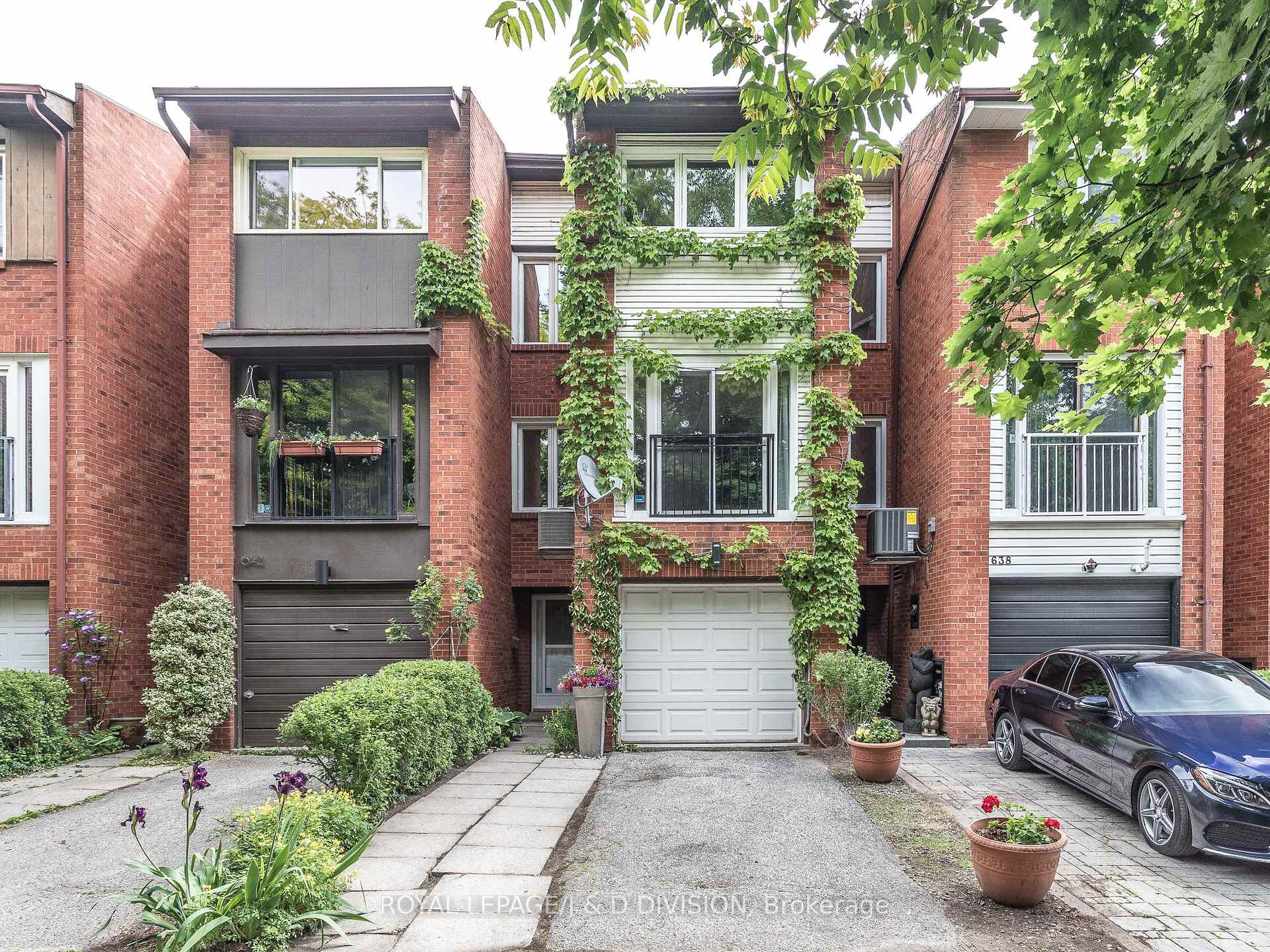Front of 640 Adelaide Street W